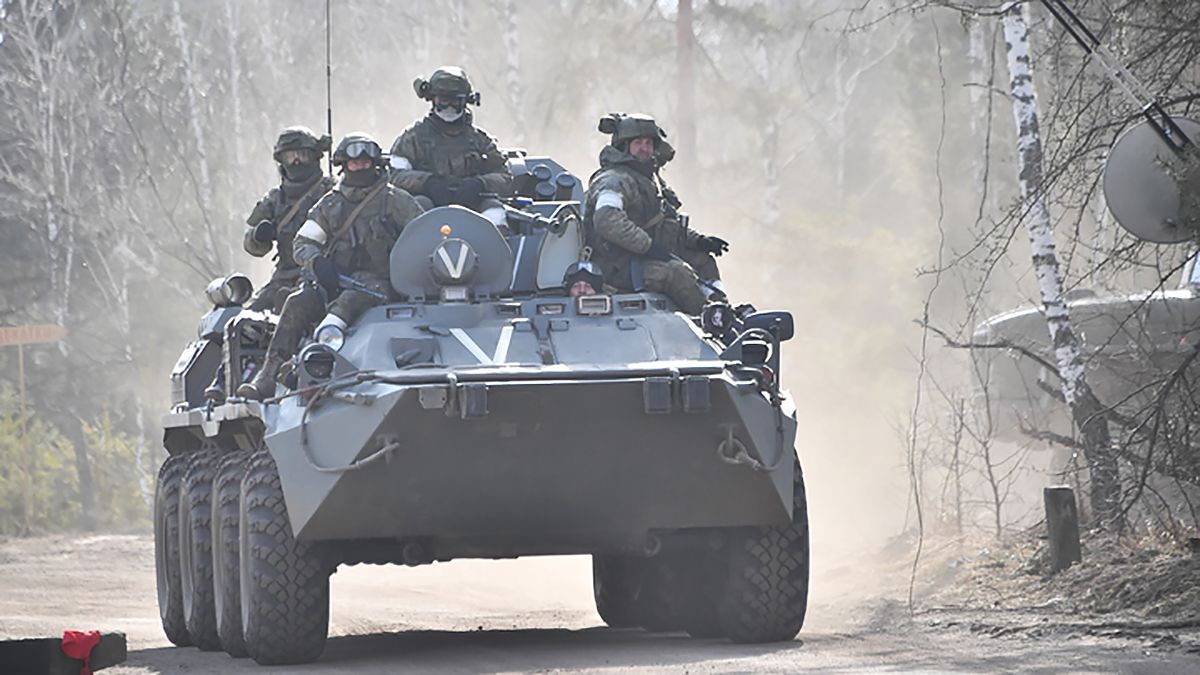 Російські окупанти на БМП