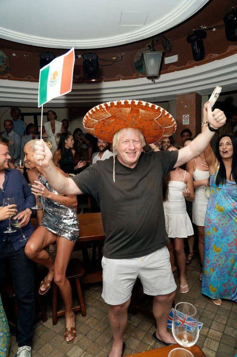 Борис Джонсон в сомбреро отдыхал в клубе Борис Джонсон в сомбреро отдыхал в клубе