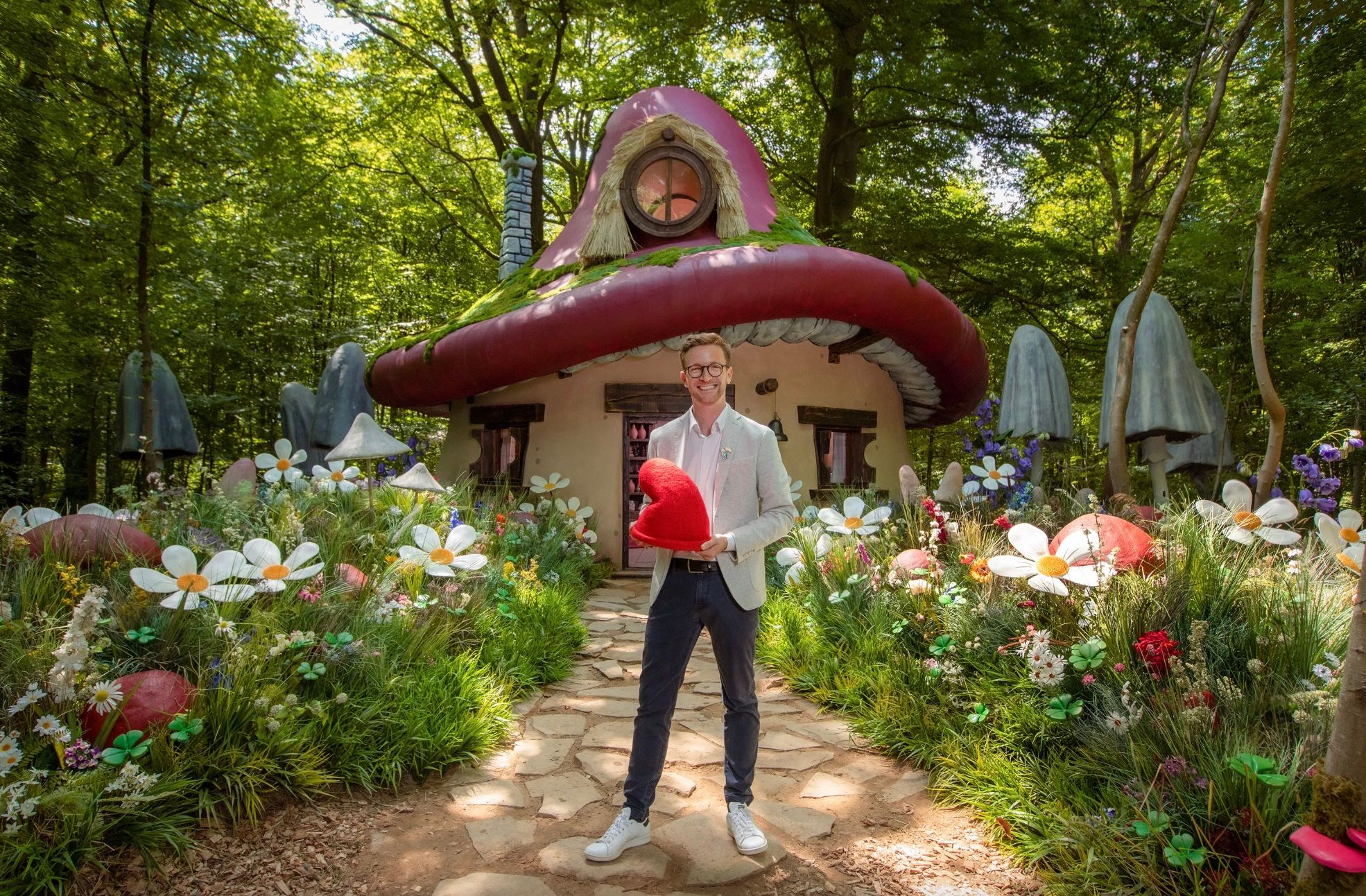 Airbnb предлагает туристам прожить день как смурфик Airbnb предлагает туристам прожить день как смурфик