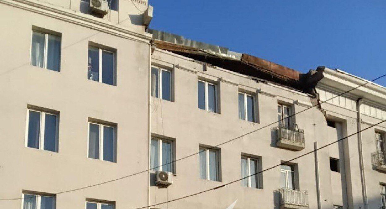 В центре Тбилиси упала часть здания В центре Тбилиси упала часть здания