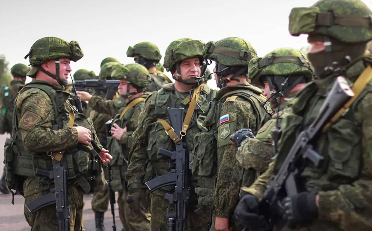 Російські окупанти зі зброєю в руках Російські окупанти зі зброєю в руках