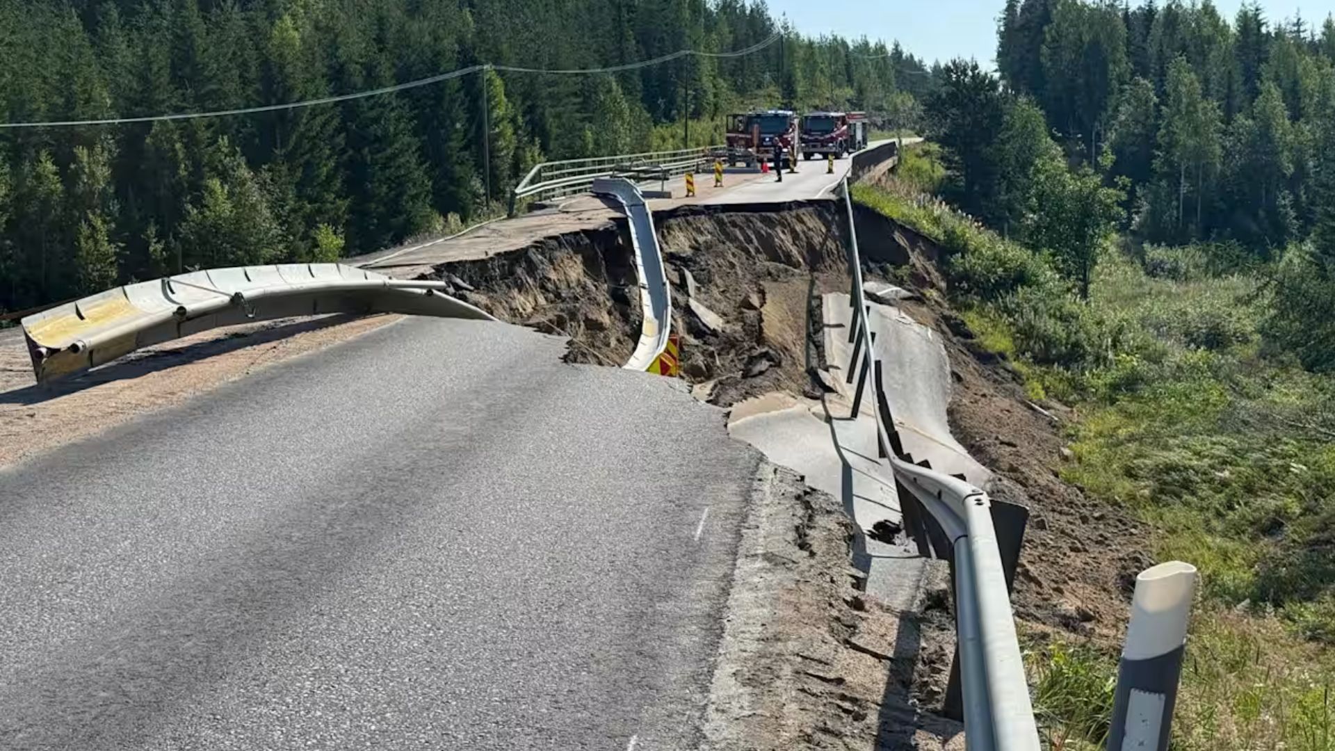 В Финляндии произошел масштабный оползень под автодорогой В Финляндии произошел масштабный оползень под автодорогой