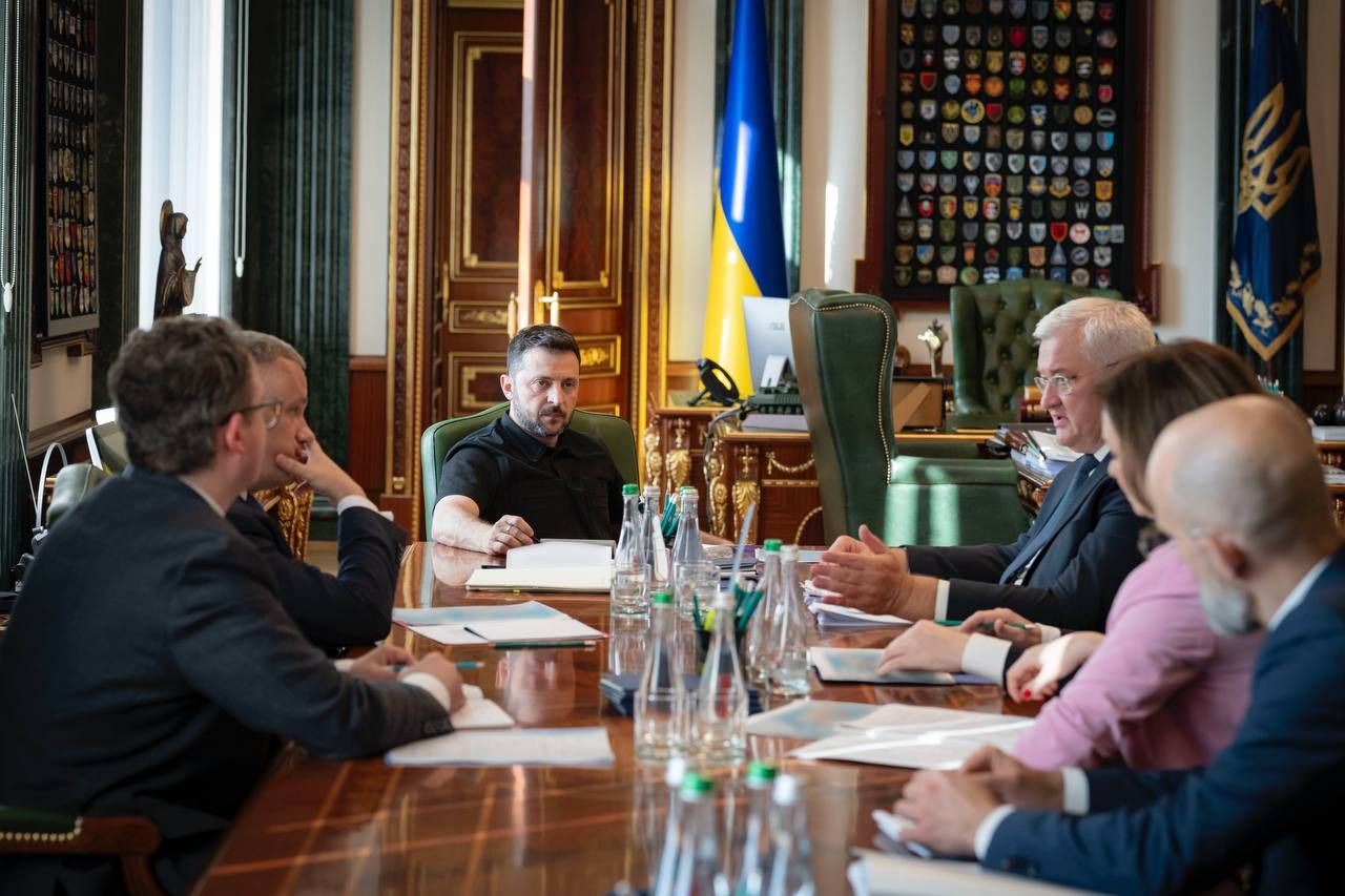 Зеленский провел совещание с дипломатами Зеленский провел совещание с дипломатами