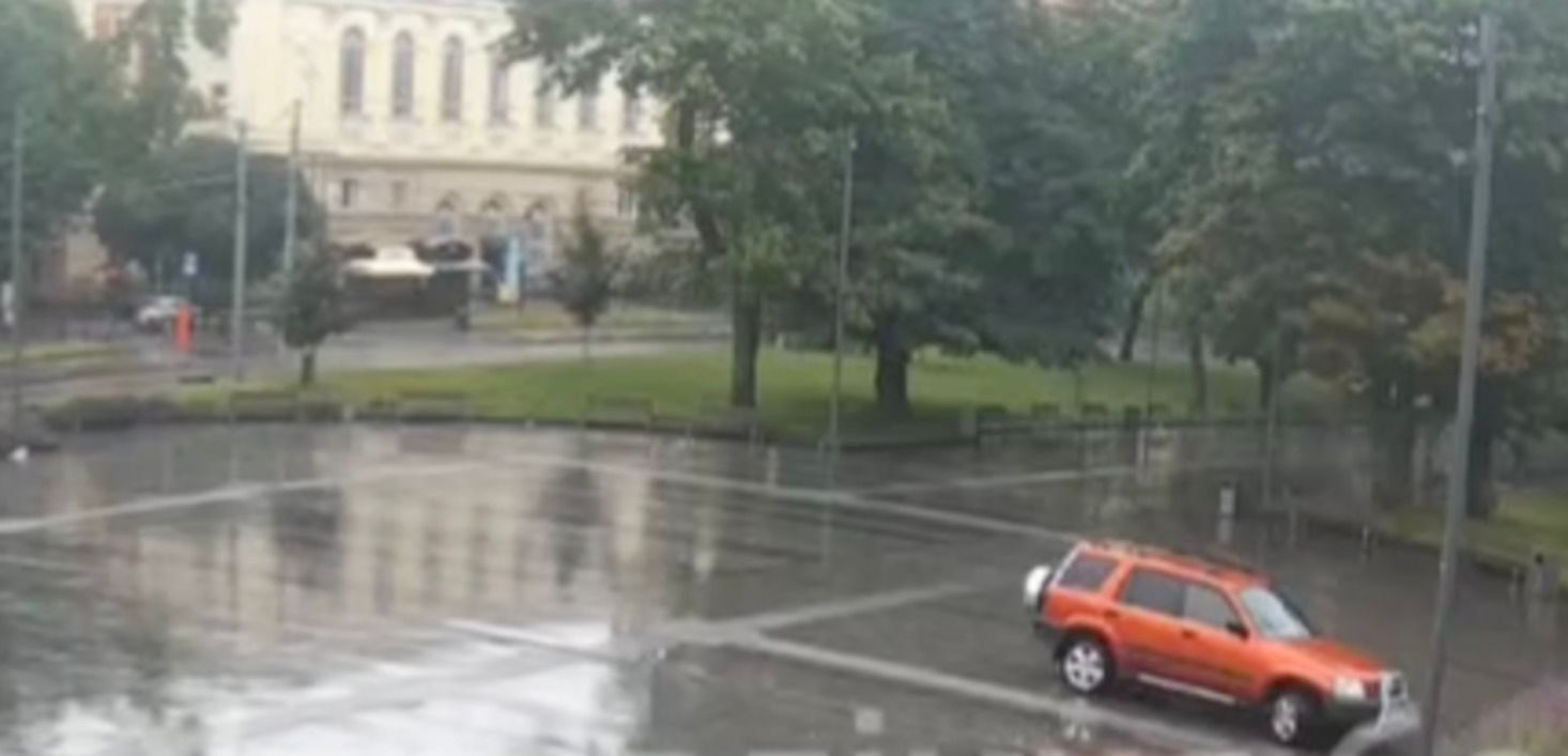 Мужчина попытался запарковаться перед Оперным во Львове - курьезное видео