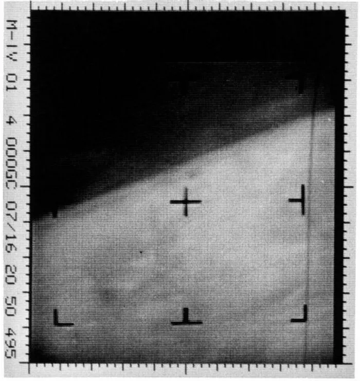 Улучшенная контрастность первого изображения Марса, показывающая тонкое облако (вверху справа) в марсианской атмосфере Улучшенная контрастность первого изображения Марса, показывающая тонкое облако (вверху справа) в марсианской атмосфере