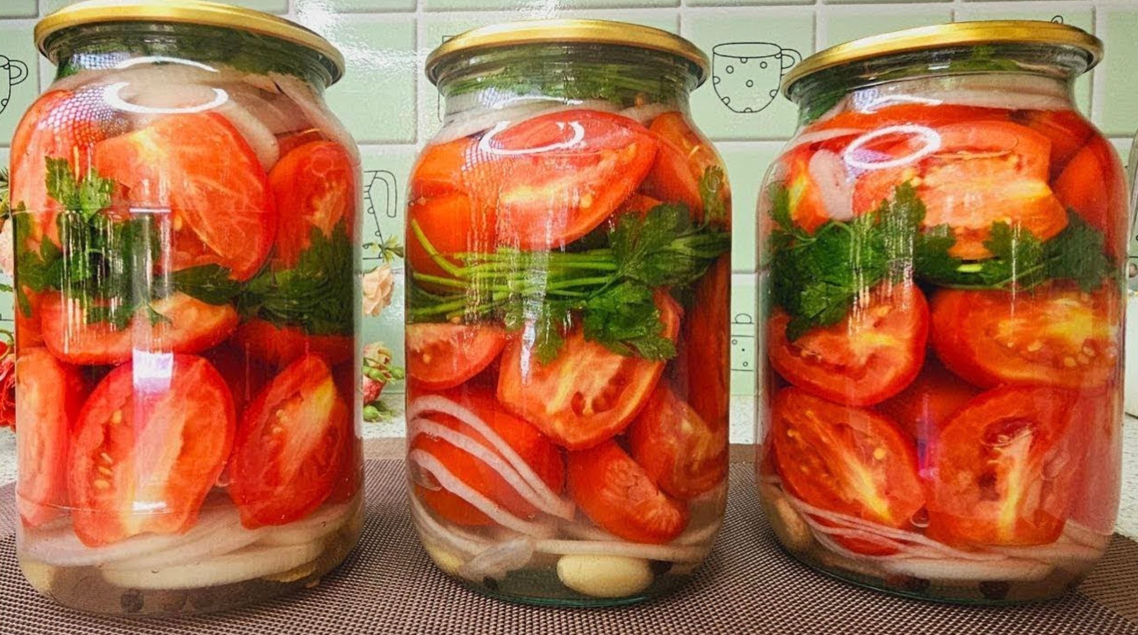 Солодкі та соковиті помідори половинками