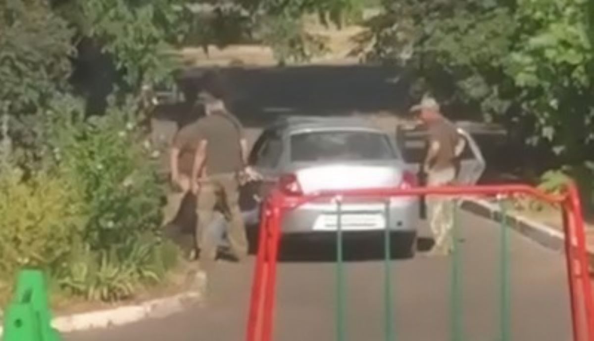 Працівники ТЦК, імовірно, побили чоловіка в Миколаєві Працівники ТЦК, імовірно, побили чоловіка в Миколаєві