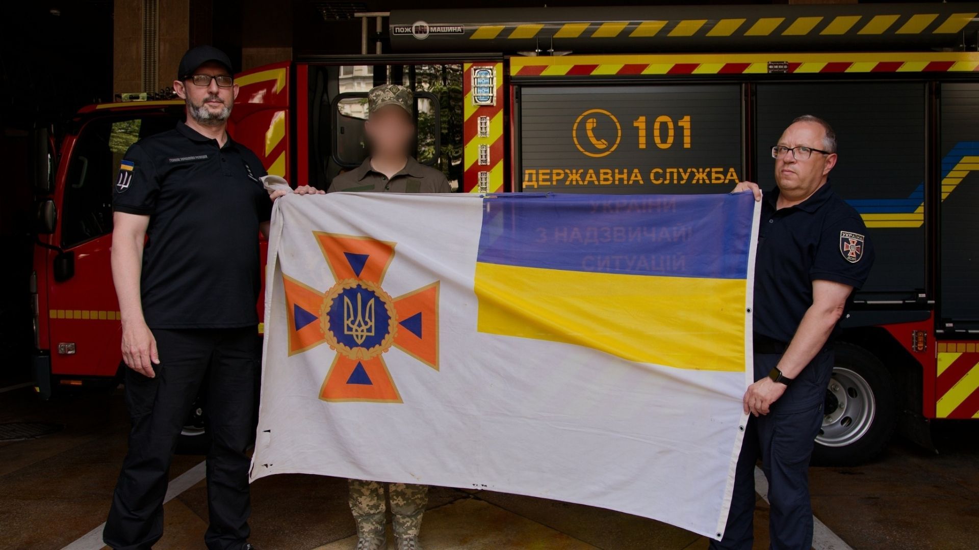 Разведчик нашел государственный флаг ГСЧС в Донецкой области Разведчик нашел государственный флаг ГСЧС в Донецкой области