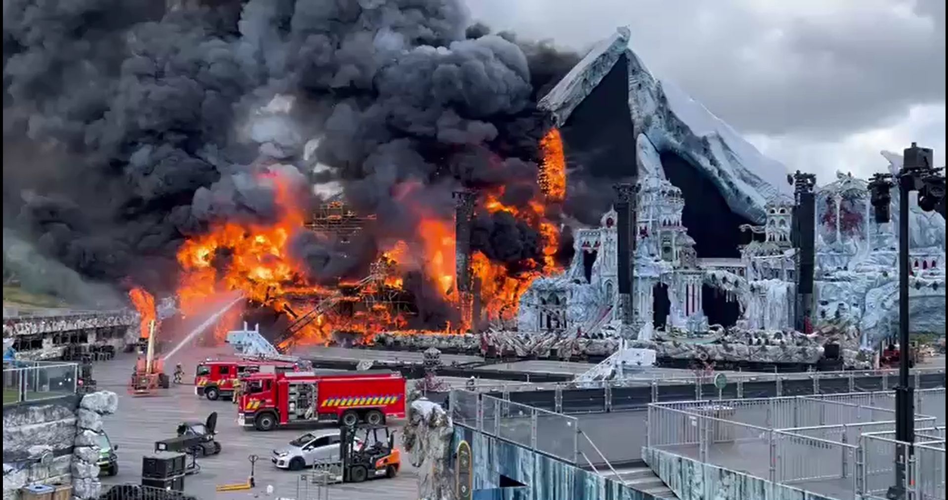 У Бельгії згоріла головна сцена фестивалю Tomorrowland У Бельгії згоріла головна сцена фестивалю Tomorrowland