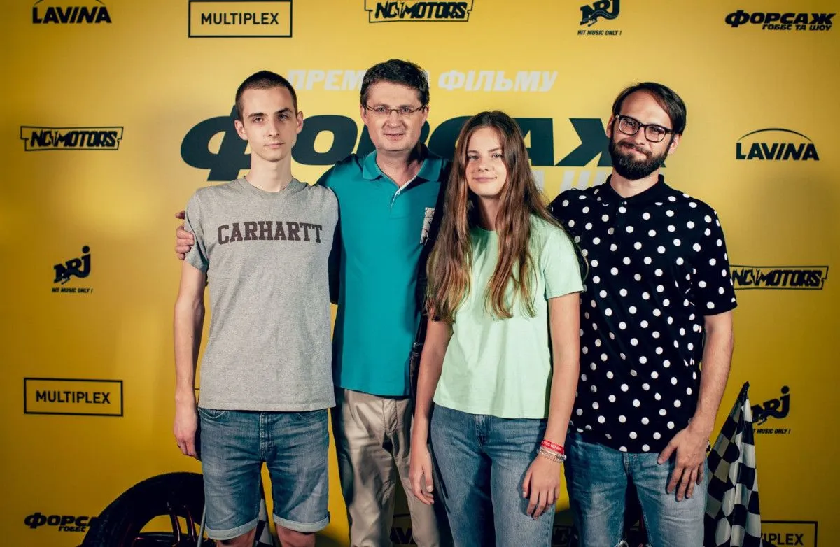 Ігор Кондратюк з синами й донькою Ігор Кондратюк з синами й донькою