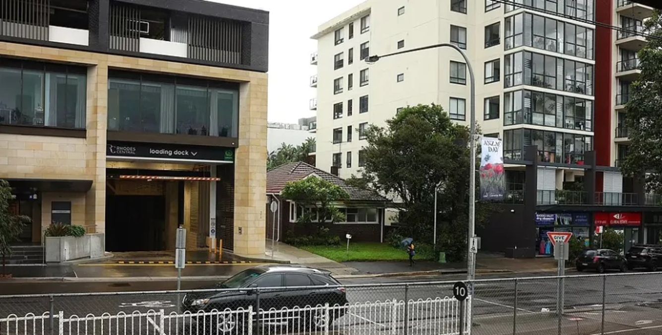 Одноэтажный дом был последним на улице с многоэтажками Одноэтажный дом был последним на улице с многоэтажками