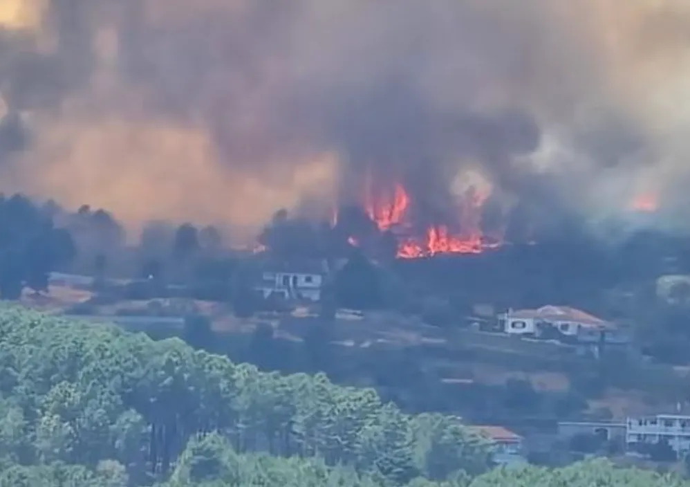 Пожежу гасили з літаків та вертольотів Пожежу гасили з літаків та вертольотів