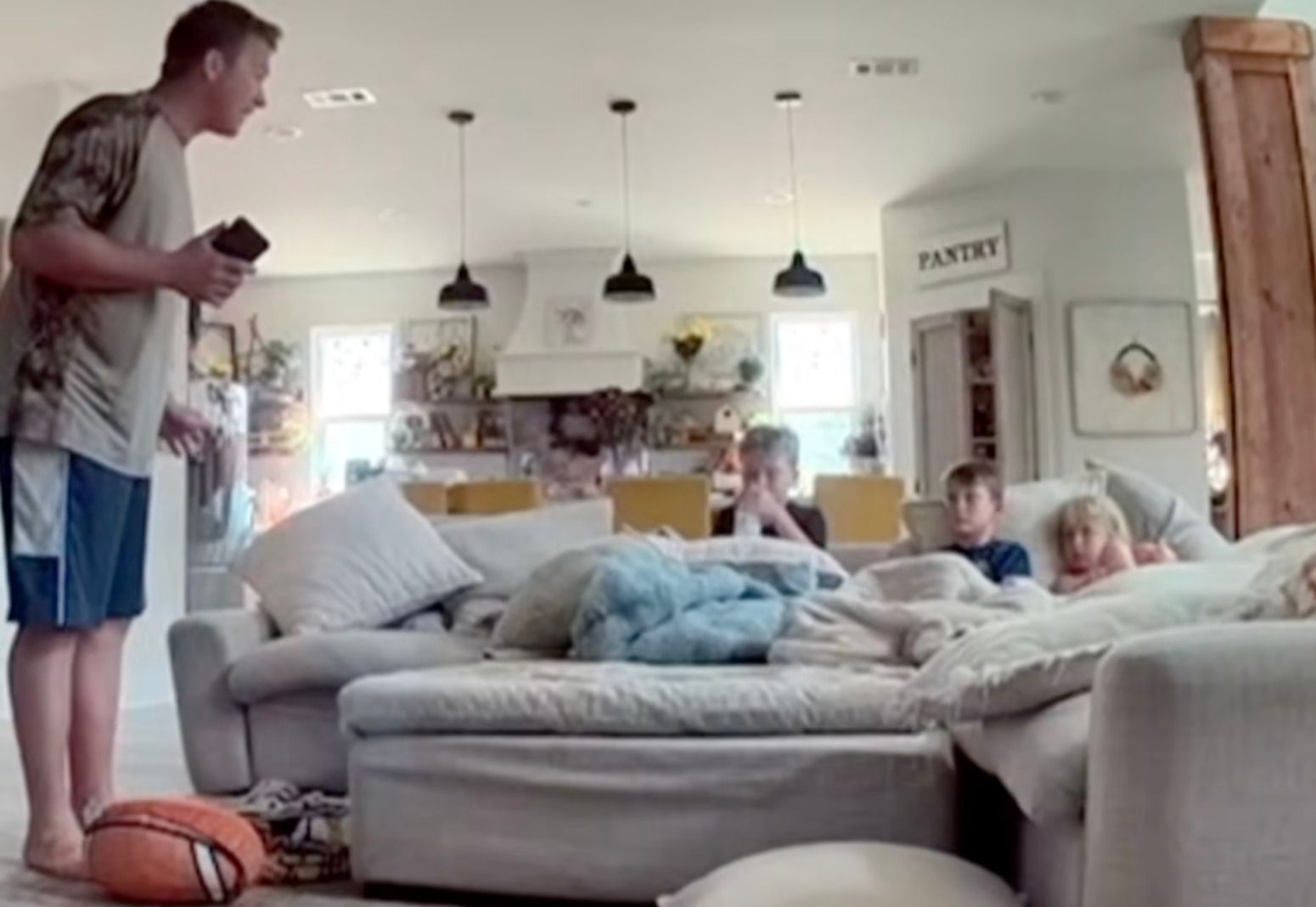 Мальчик потратил на Amazon 3000 долларов, пока родители спали Мальчик потратил на Amazon 3000 долларов, пока родители спали