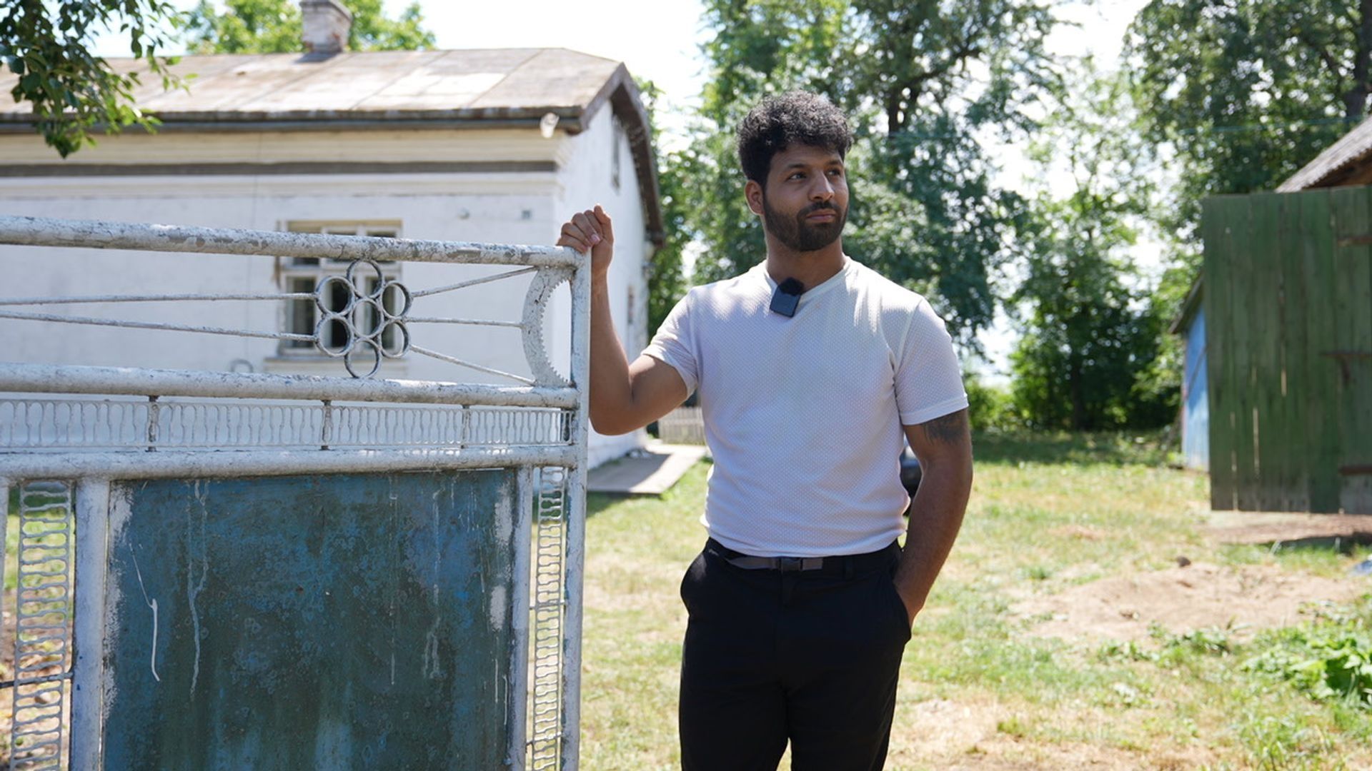 Іракський YouTube-блогер знімає життя в українському селі Іракський YouTube-блогер знімає життя в українському селі