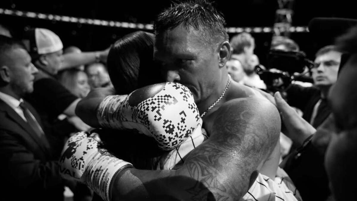 Александр Усик с женой Александр Усик с женой