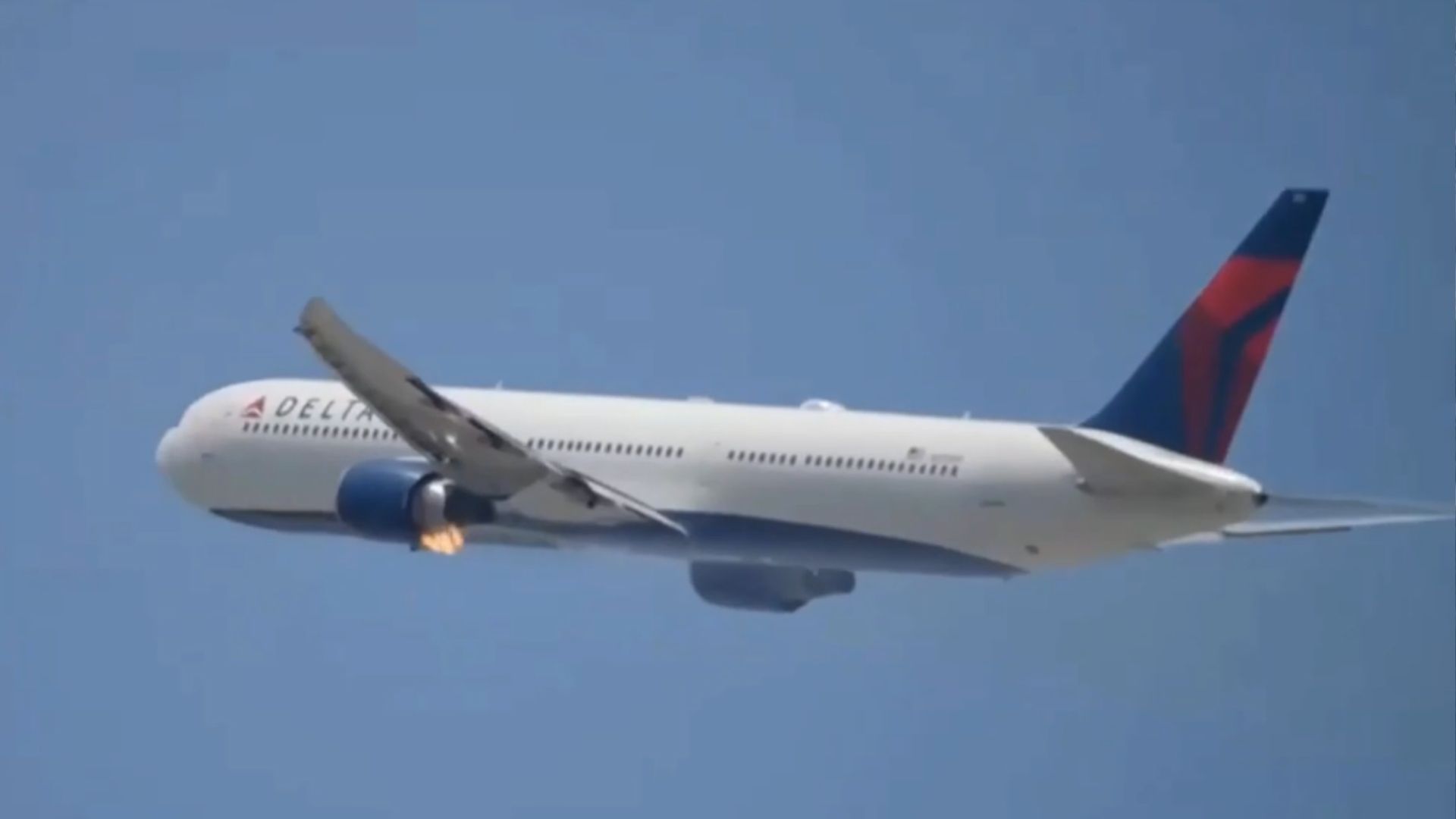 Над Лос-Анджелесом вспыхнул двигатель в Boeing 767 Над Лос-Анджелесом вспыхнул двигатель в Boeing 767