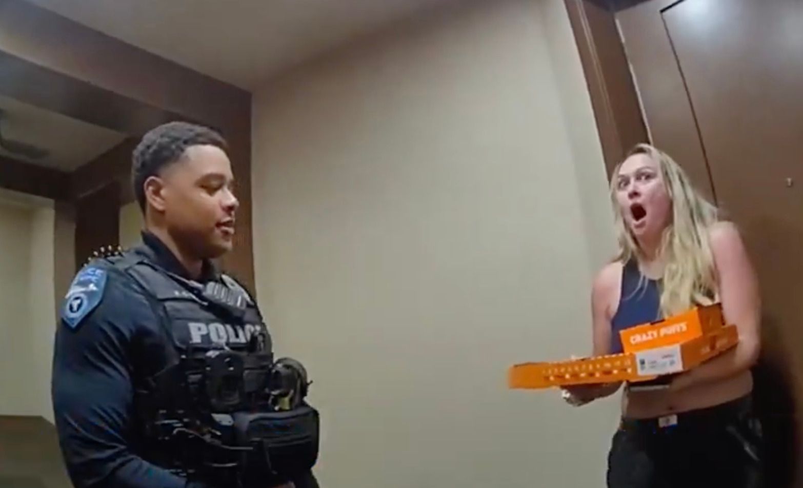 Патрульные из США доставили пиццу, потому что задержали курьера - видео