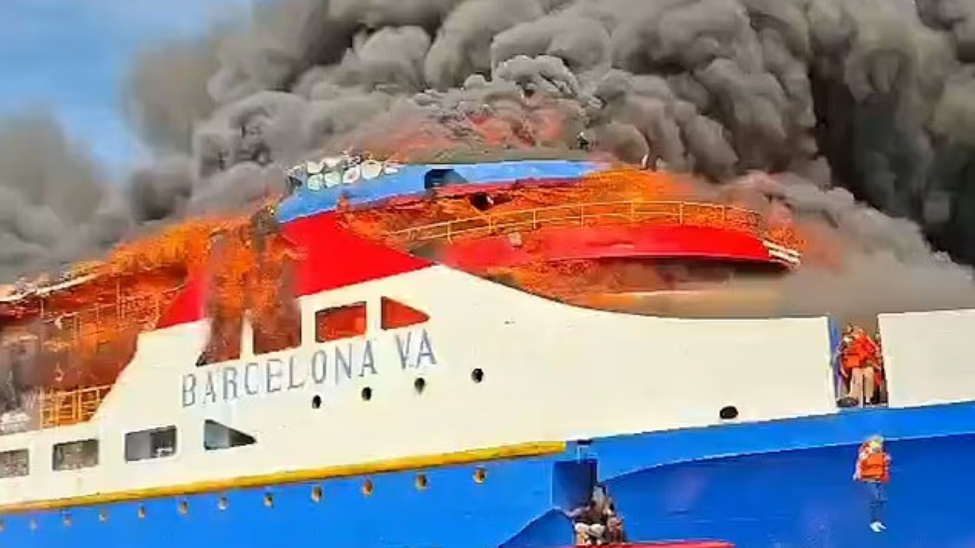 Возле Индонезии вспыхнул паром