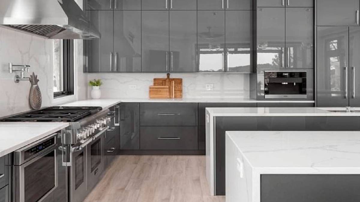 Глянцево-серые кухни вышли из моды Глянцево-серые кухни вышли из моды