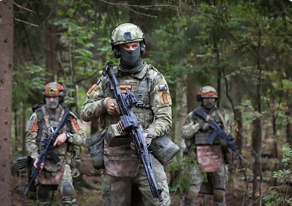 Російські окупанти зі зброєю в руках Російські окупанти зі зброєю в руках