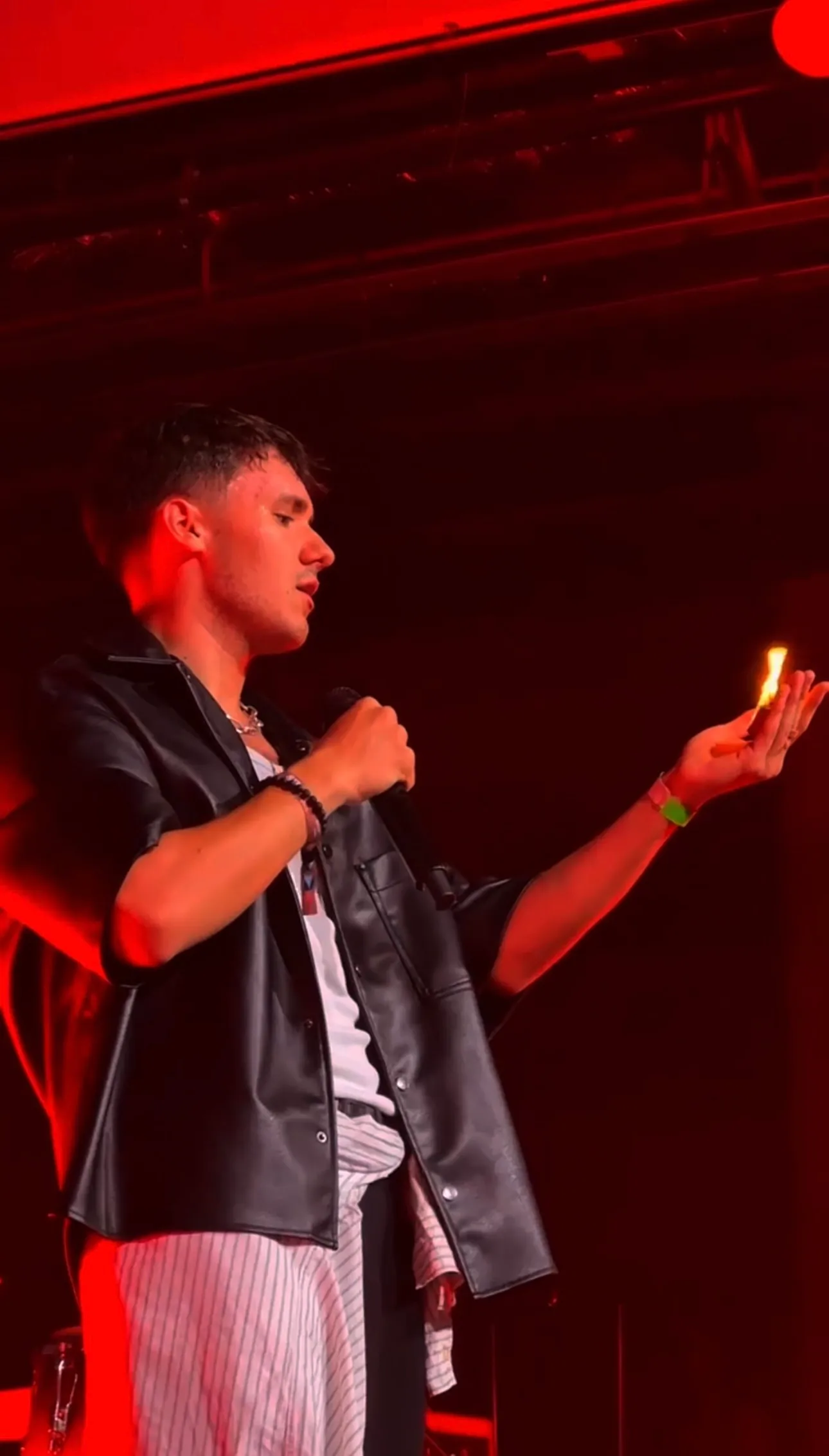 YAKTAK тримає вогонь у руках YAKTAK тримає вогонь у руках