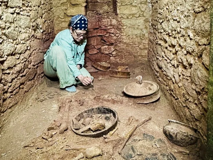 Археолог Дайан Чейз в недавно раскопанной гробнице Археолог Дайан Чейз в недавно раскопанной гробнице