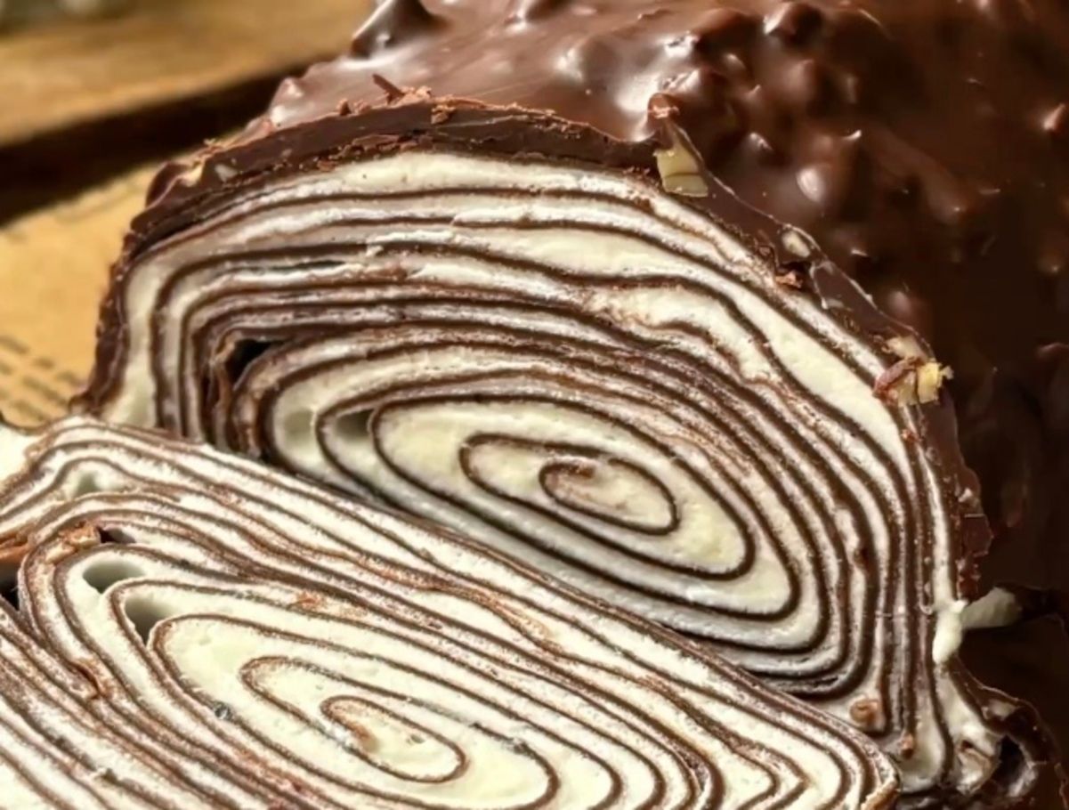 Блинный рулет "Сникерс" Блинный рулет "Сникерс"