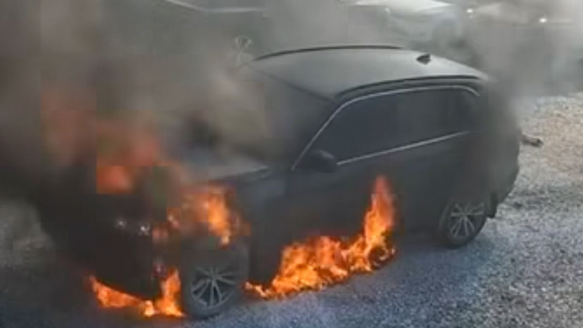 В Івано-Франківську автівка у вогні влетіла в СТО В Івано-Франківську автівка у вогні влетіла в СТО