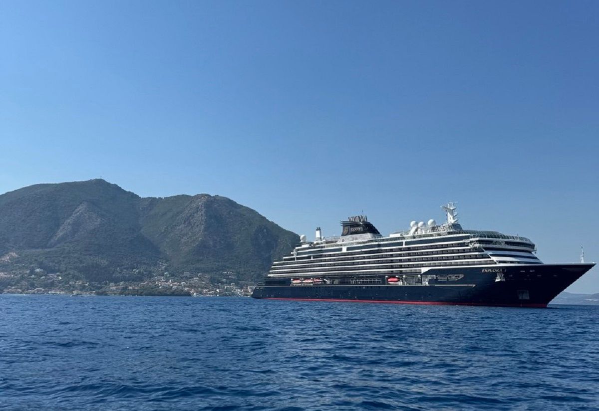 Круизный лайнер в Ионическом море