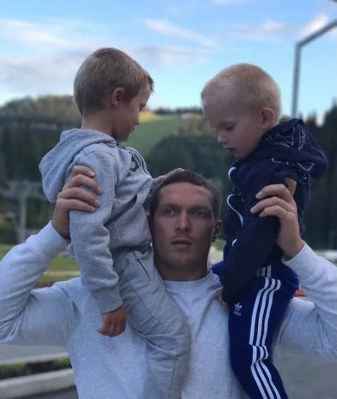 Александр Усик с сыновьями