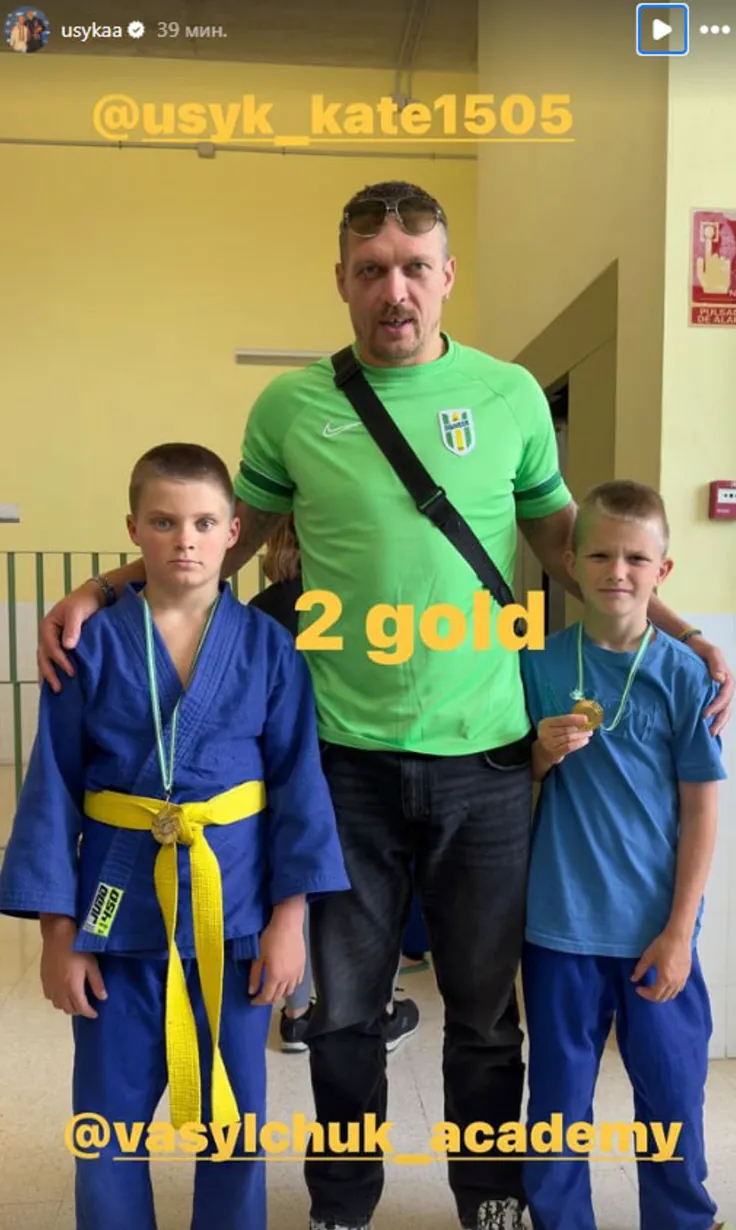 Александр Усик с сыновьями