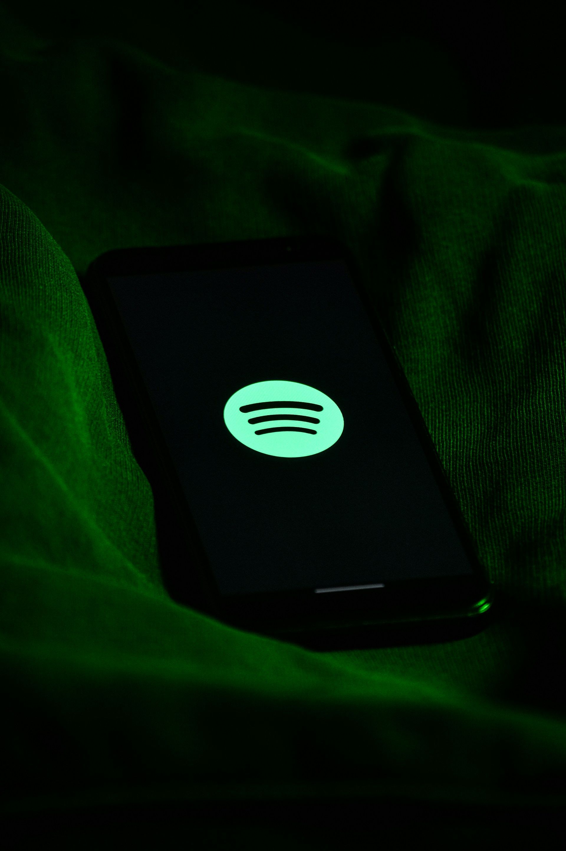 Песни мертвых артистов созданные ИИ начали появляться на Spotify Песни мертвых артистов созданные ИИ начали появляться на Spotify