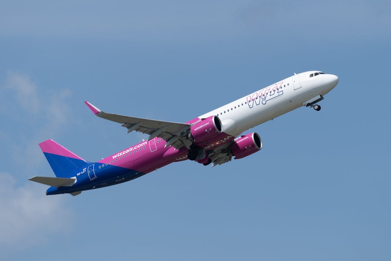 Літак Wizz Air в небі Літак Wizz Air в небі