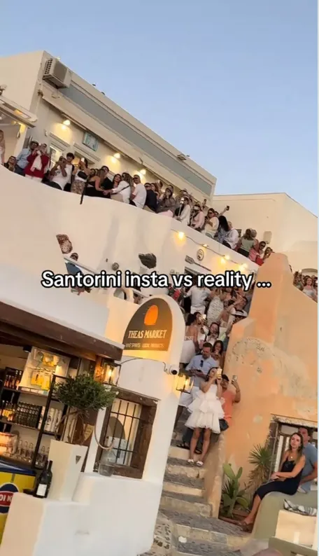 туристы на Санторини