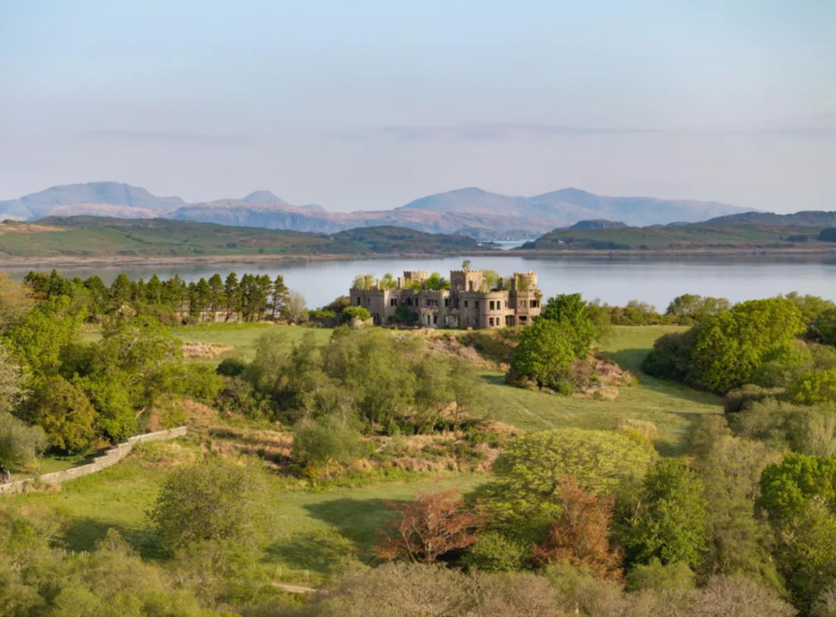 Продают остров с замком, фермой и вертолетной площадкой Продают остров с замком, фермой и вертолетной площадкой