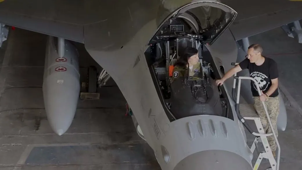 Лилия в кабине F-16
