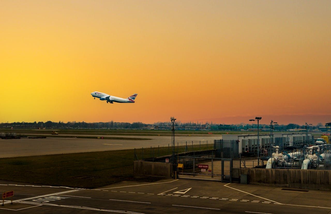 Самолет в аэропорту Хитроу в Лондоне