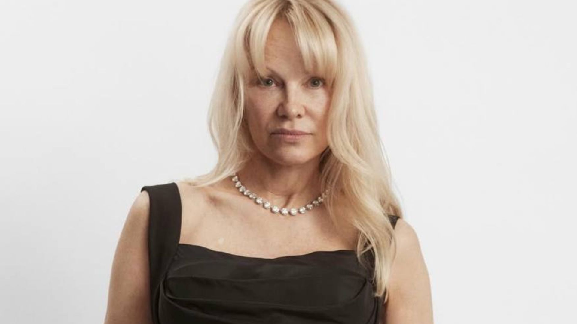 Памела Андерсон показала потрясающую уличную мебель