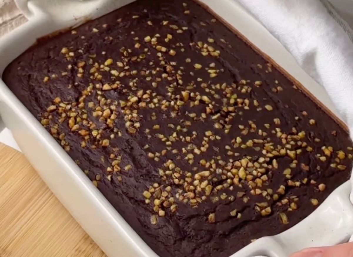 Шоколадный пирог из овсянки, банана и с какао