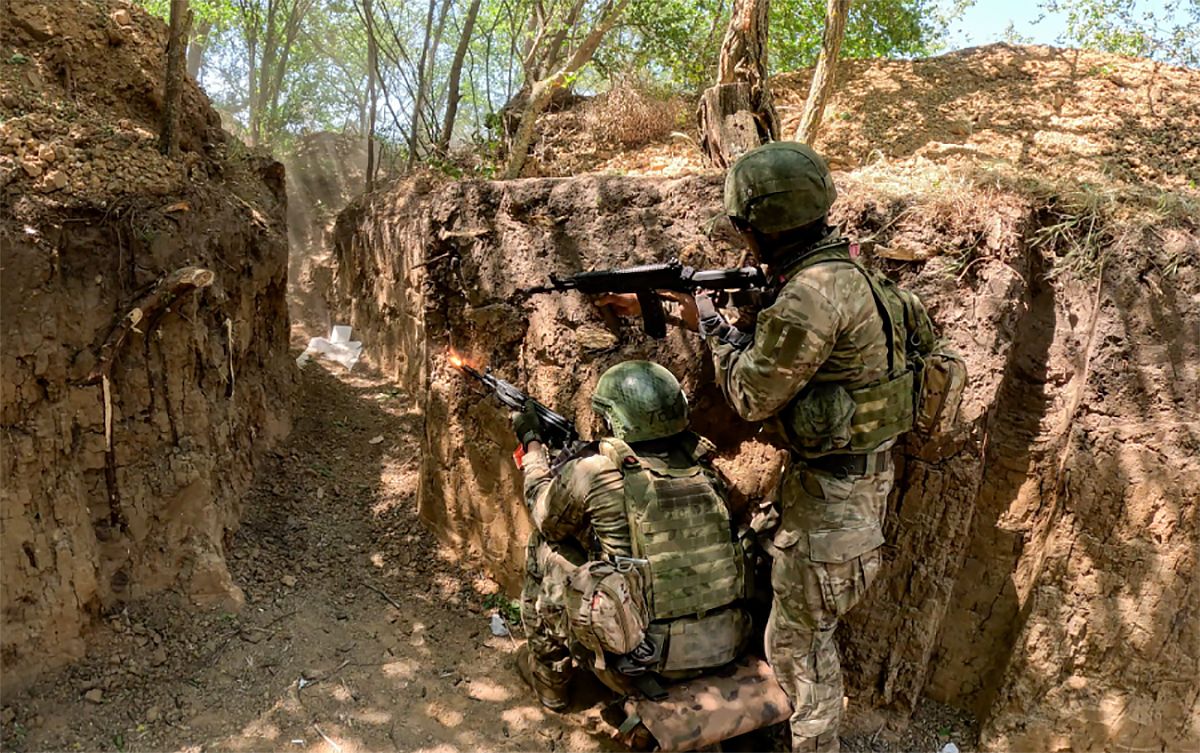 Російські окупанти зі зброєю у руках Російські окупанти зі зброєю у руках