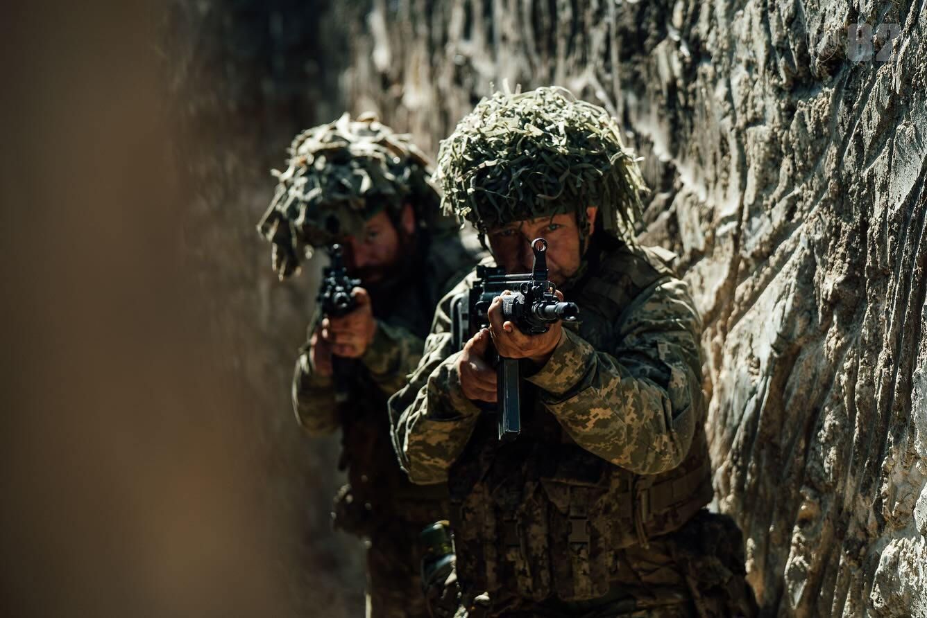 Украинские военные с оружием на фронте