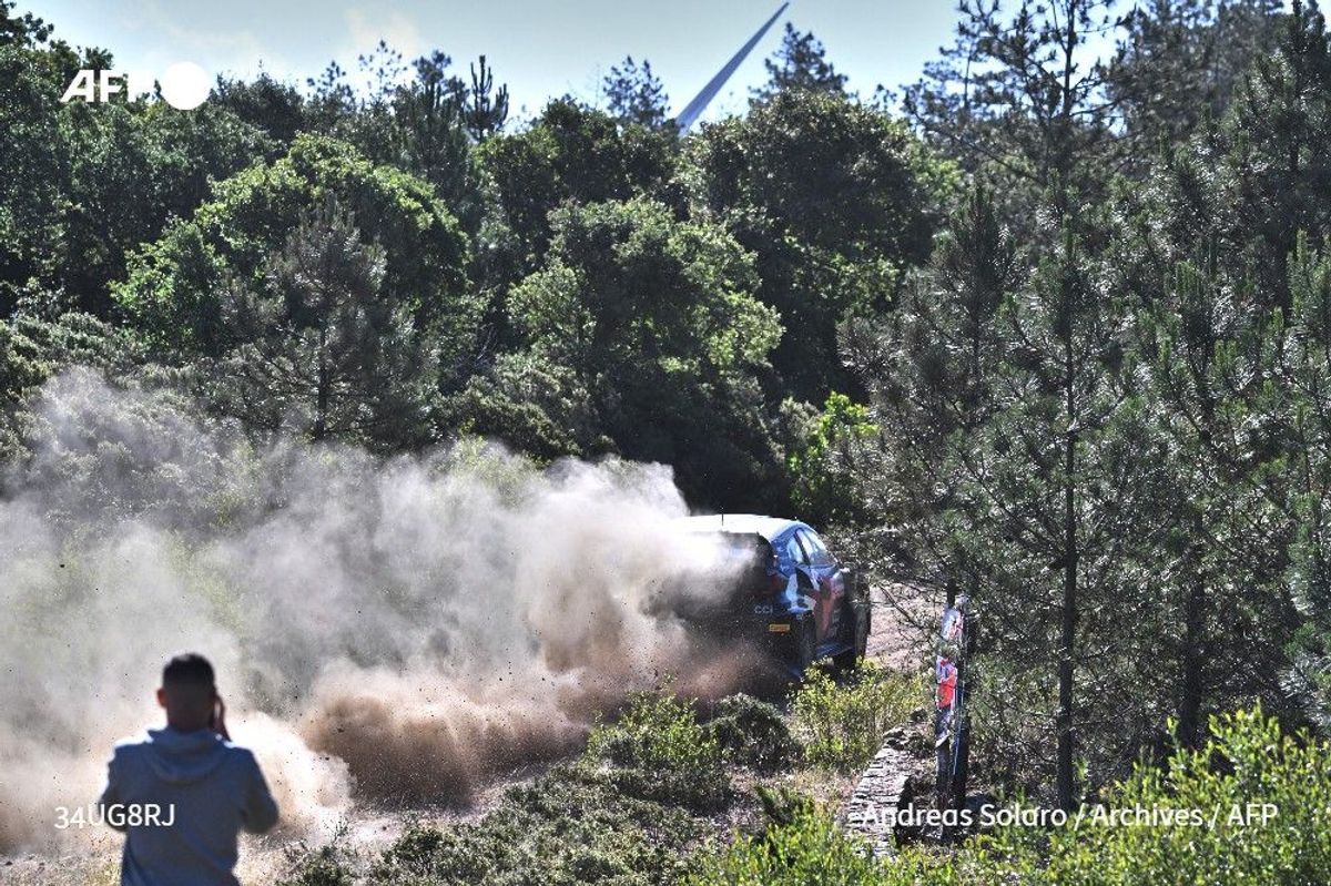 Ралійне авто врізалося у натовп у Франції: є жертви Ралійне авто врізалося у натовп у Франції: є жертви