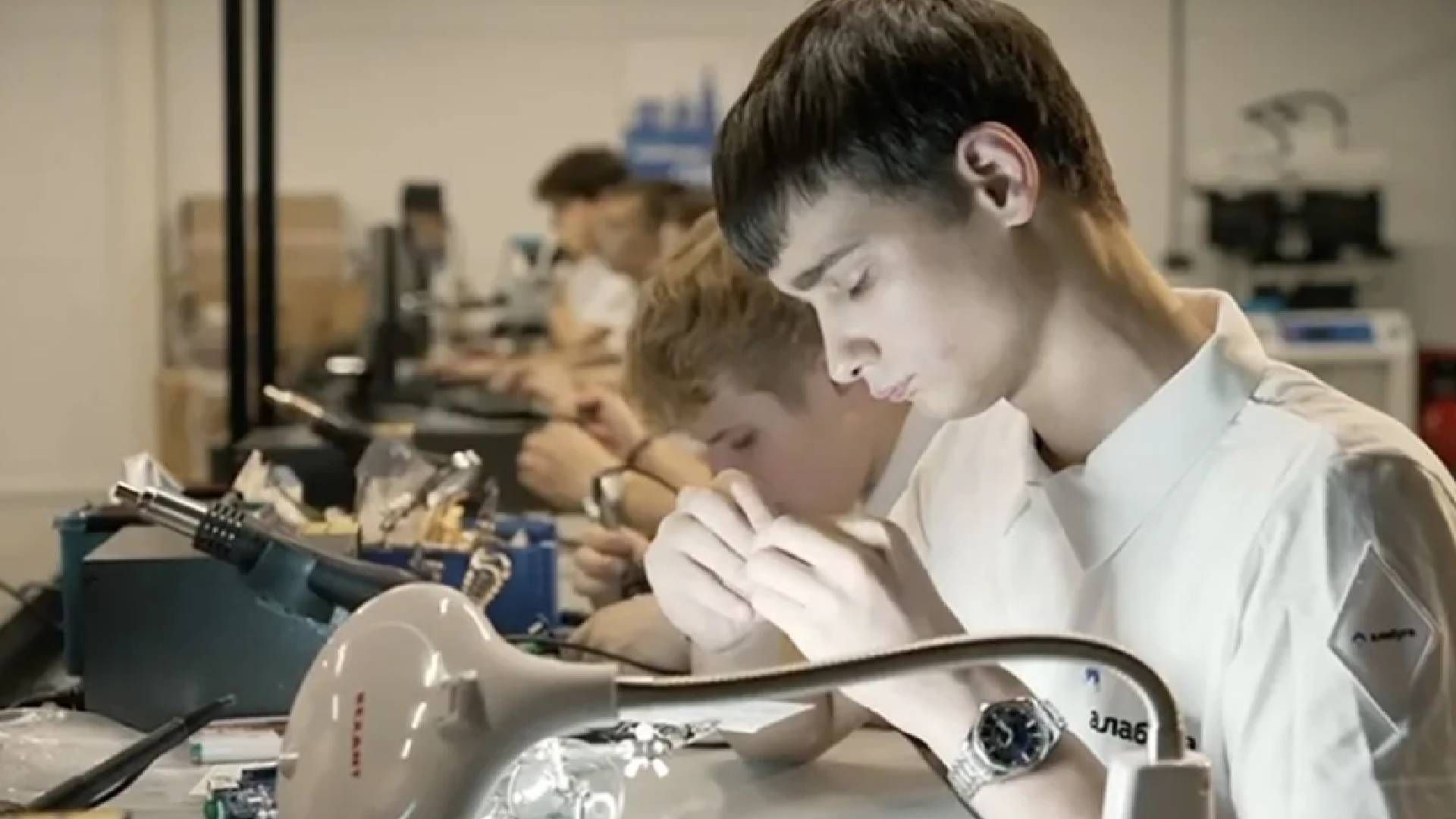 Російські підлітки збирають дрони, які потім вбивають українців