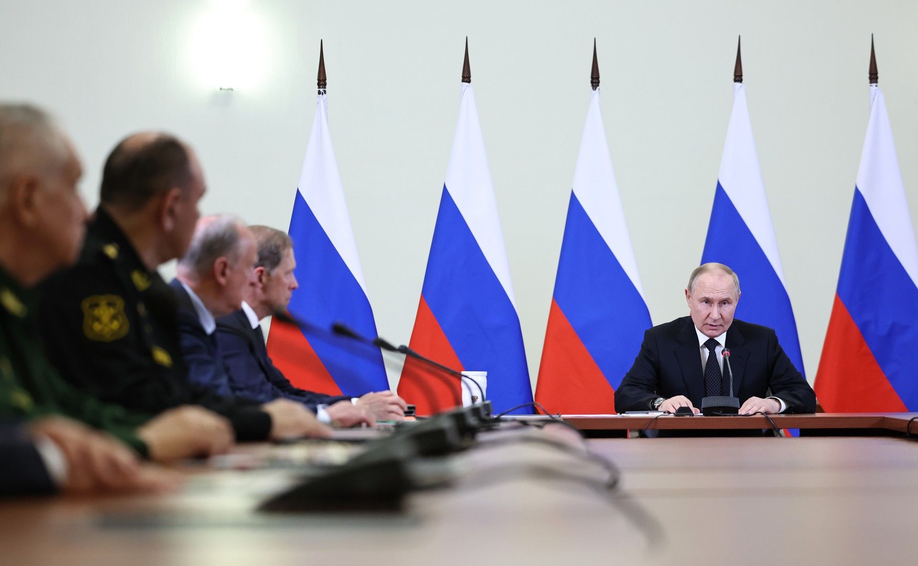 Российский диктатор проводит совещание с подчиненными Российский диктатор проводит совещание с подчиненными