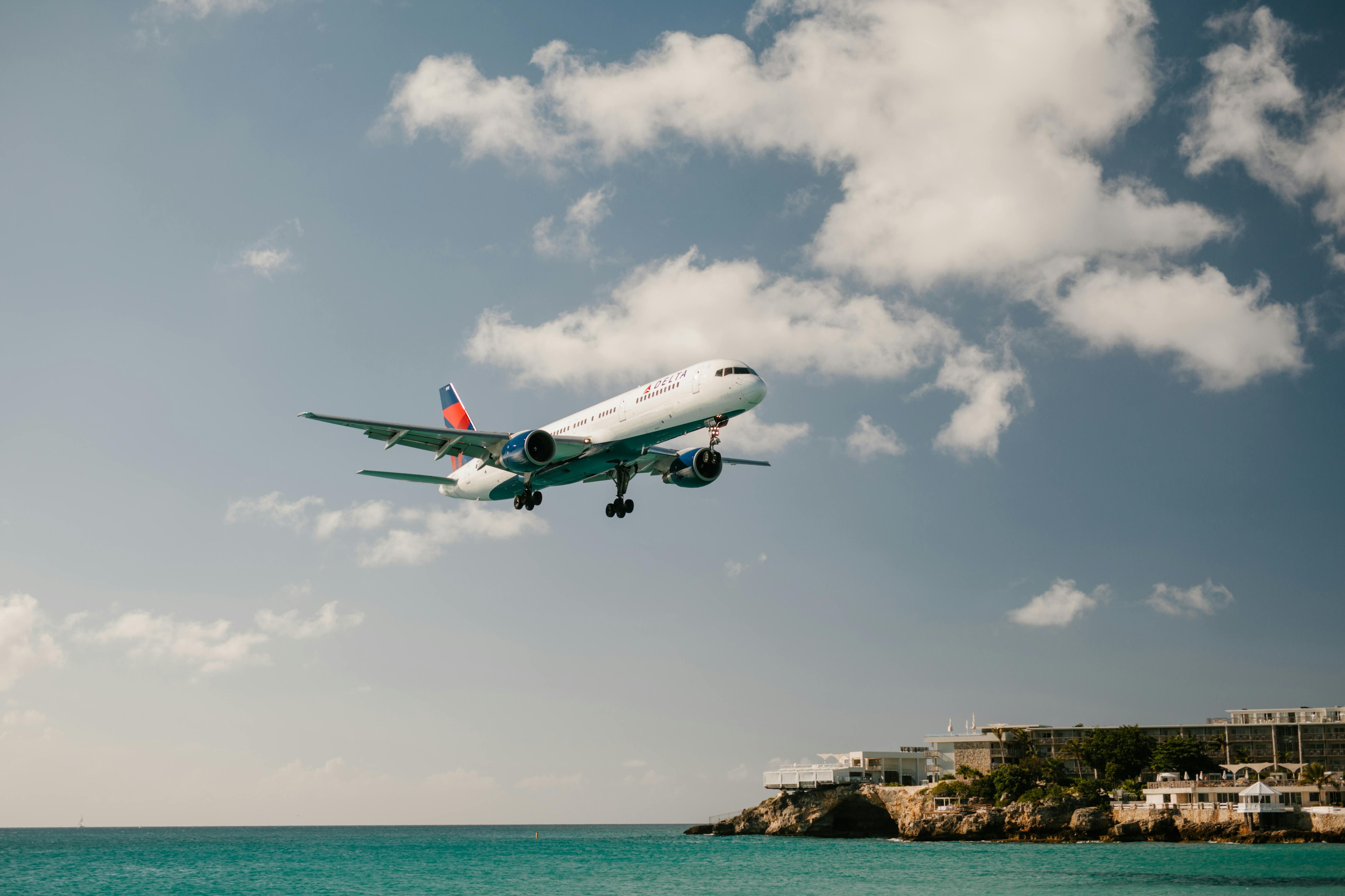 Самолет с пассажирами едва не столкнулся с истребителем Самолет с пассажирами едва не столкнулся с истребителем