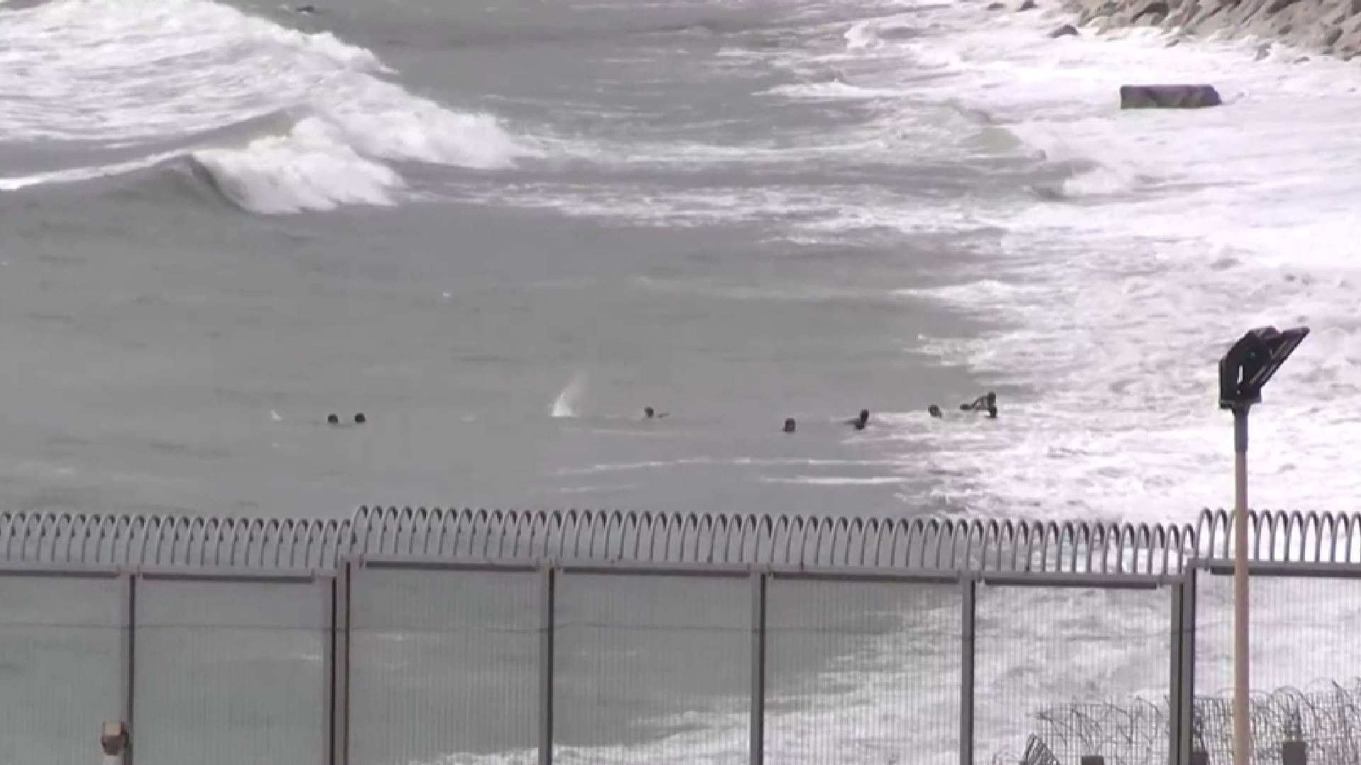 Марокканські діти уплав дісталися іспанського узбережжя Марокканські діти уплав дісталися іспанського узбережжя