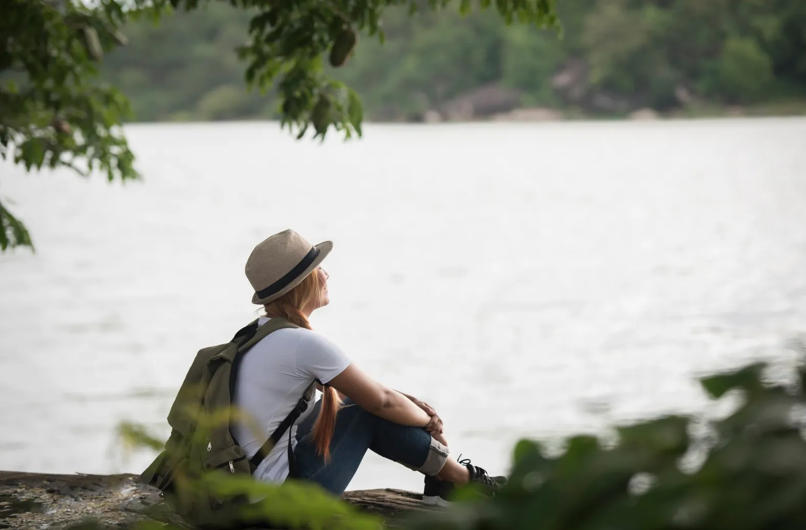 Девушка сидит на природе и отдыхает Девушка сидит на природе и отдыхает