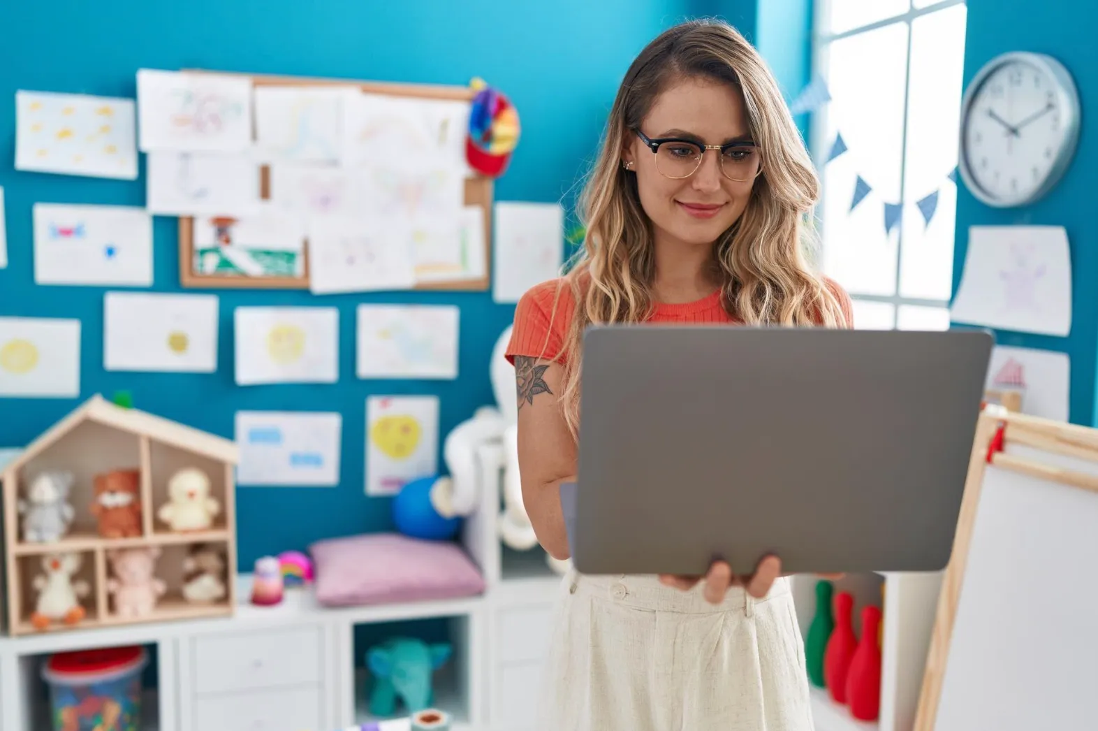 Учительница с ноутбуком в школе Учительница с ноутбуком в школе