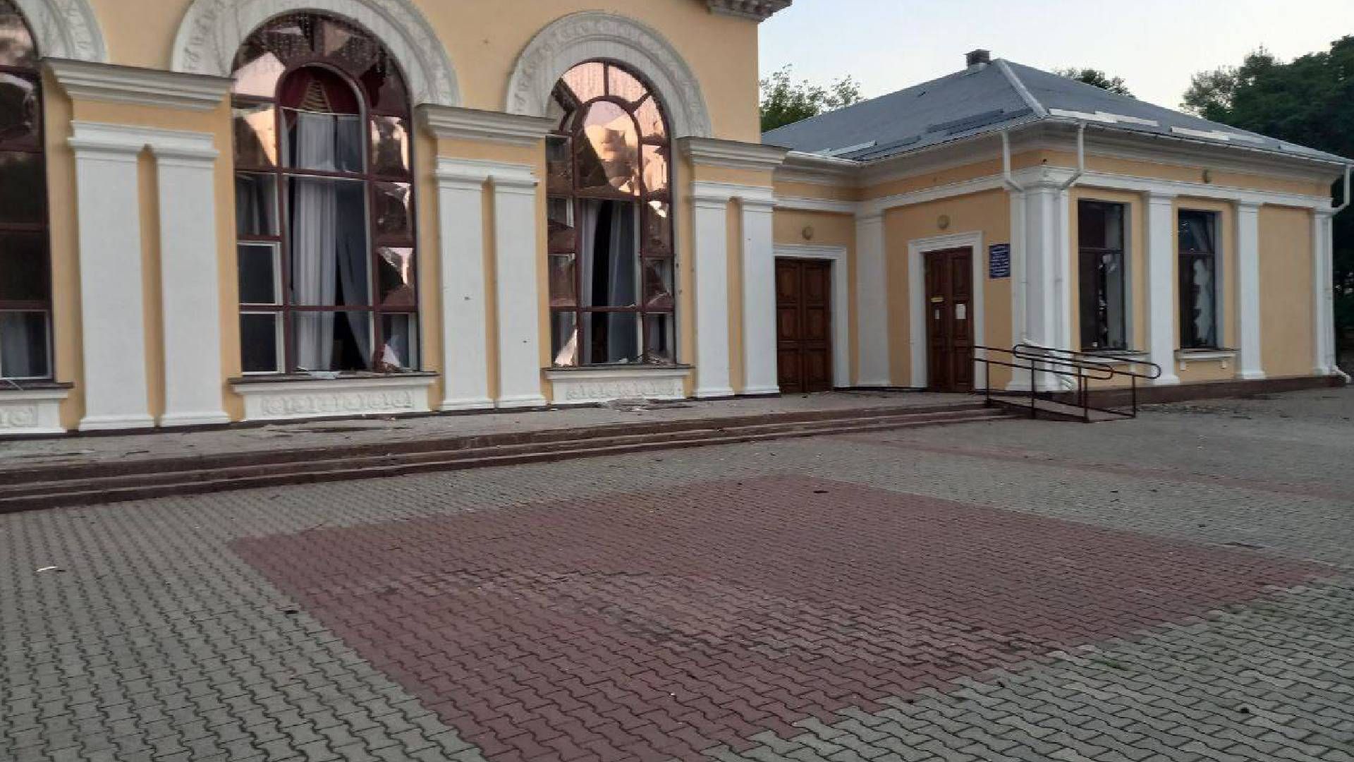 У Кропивницькому окупанти пошкодили будівлю обласної філармонії У Кропивницькому окупанти пошкодили будівлю обласної філармонії