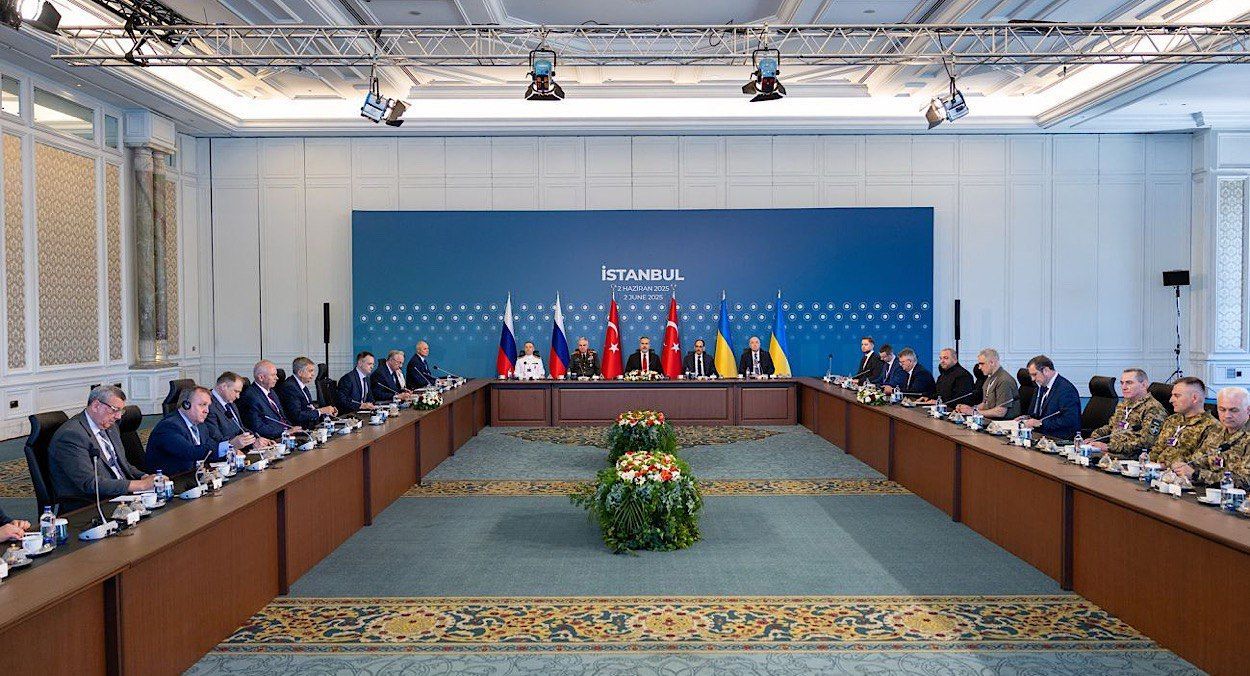 Встреча украинской и российской делегаций в Стамбуле Встреча украинской и российской делегаций в Стамбуле